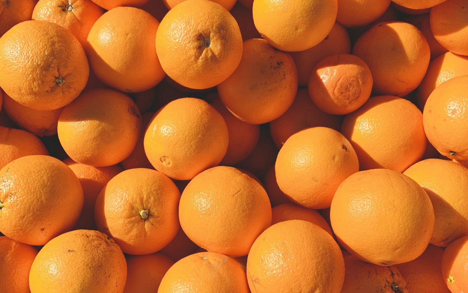 Un montón de naranjas enteras