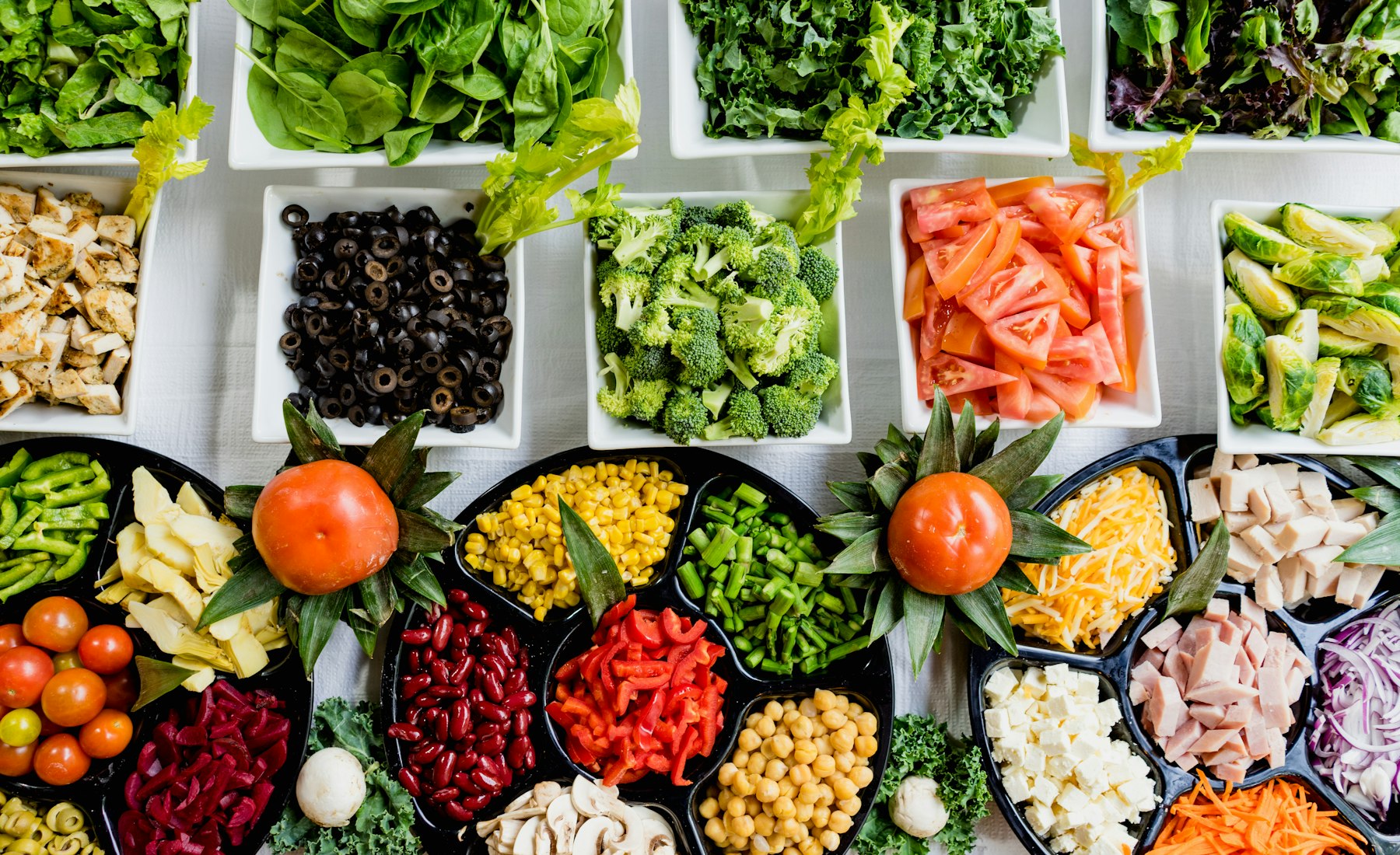 Mesa con verduras, tomate y legumbres, de donde también sale parte del agua del día