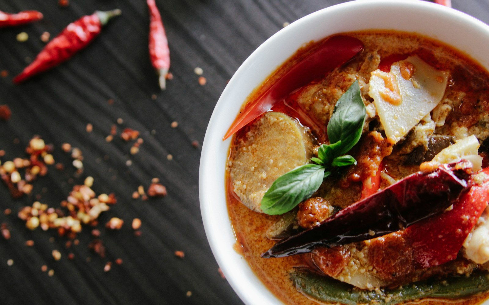 Cuenco de comida picante con guindillas