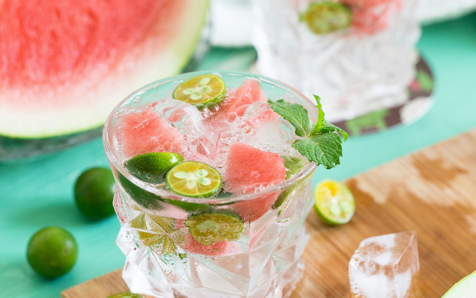 Vaso con hielo, sandía, lima y menta
